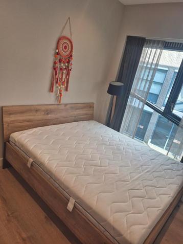 Bed 180m bij 200m inclusief matras en lattenbodem!