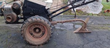 Oldtimer motoculteur/tractor/landbouwmachine met ploeg beschikbaar voor biedingen