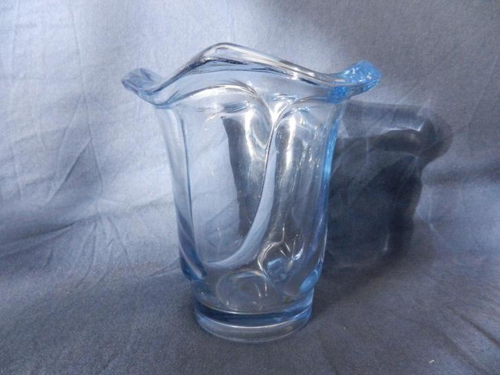 Helder en blauw glazen vaas Maastricht WJ Rozendaal h. 14,7, Antiek en Kunst, Antiek | Glas en Kristal, Ophalen of Verzenden