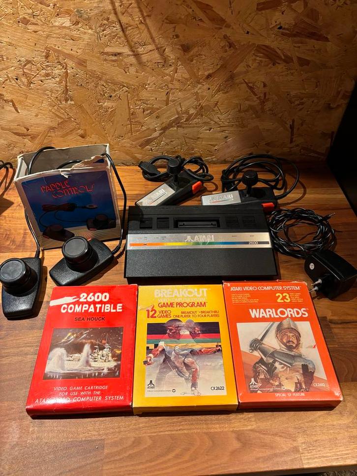 Atari 2600 met games en accessoires, Spelcomputers en Games, Spelcomputers | Atari, Gebruikt, Atari 2600, Met 3 controllers of meer