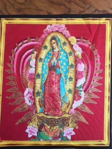 Heilige Maagd Maria Stof Guadalupe rood met goudaccenten beschikbaar voor biedingen
