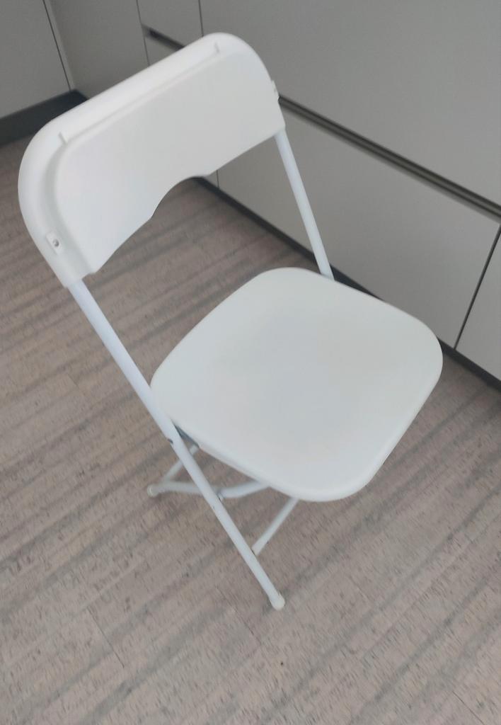 Witte stevige inklapbare stoel klapstoel voor binnen, Huis en Inrichting, Stoelen, Gebruikt, Eén, Kunststof, Metaal, Wit, Ophalen of Verzenden
