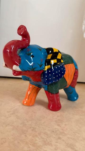 Kleurrijk olifant beeld – handbeschilderd beschikbaar voor biedingen