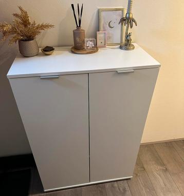 Kast wit beschikbaar voor biedingen