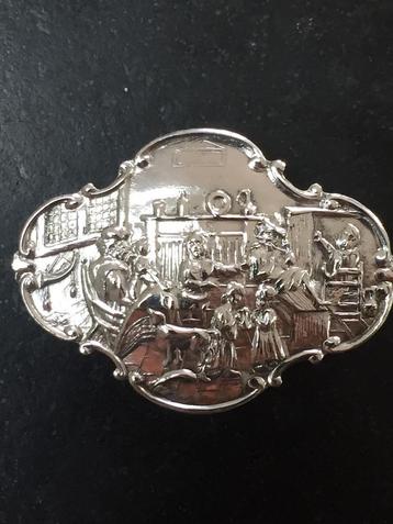 Zilvere reliëf broche beschikbaar voor biedingen