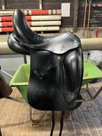 Zeer mooi KM dressuur zadel 16,5 inch met lakdetails, Dieren en Toebehoren, Paarden en Pony's | Zadels, Ophalen, Zo goed als nieuw