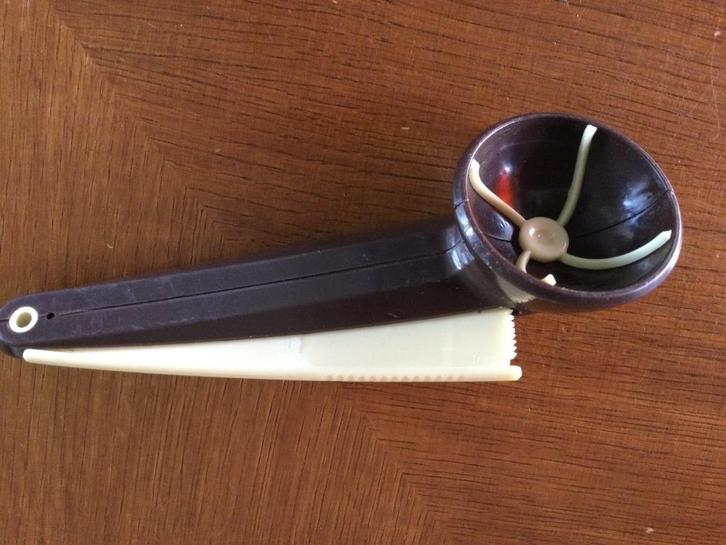 Retro ijsschepper in bruin/beige kunststof – jaren '70 stijl, Verzamelen, Retro, Huis en Inrichting, Ophalen of Verzenden