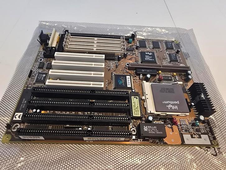 SOYO 5VA2 Socket 7 Moederbord - Incl. Kabels en 120Mhz Intel, Computers en Software, Vintage Computers, Ophalen of Verzenden