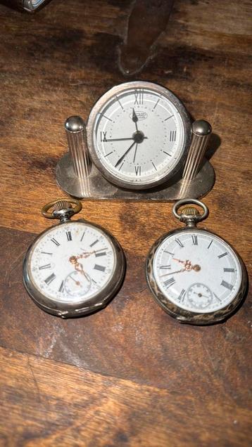 2 antieke zilveren vestzak horloges en vintage reiswekkertje beschikbaar voor biedingen