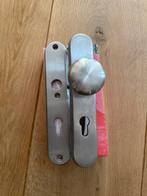 RVS  veiligheidsbeslag voordeur - Klinkstel met schild, Ophalen of Verzenden, Zo goed als nieuw, Rvs, Klink of Kruk