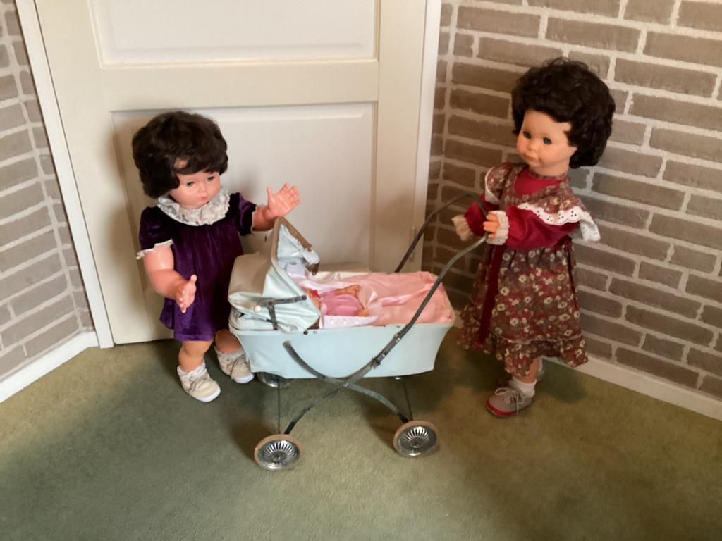 Oud poppenwagentje en drie poppen, Ophalen, Gebruikt, Pop