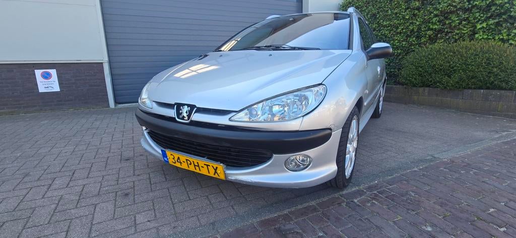 Peugeot 206 1.6 16V SW 2004 Grijs, nw apk, trekhaak, Voorwielaandrijving, 40 €/maand, Zwart, 4 cilinders