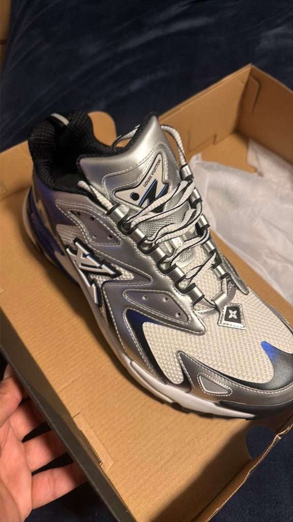 Louis vuitton, Blauw, Nieuw, Ophalen of Verzenden, Sneakers of Gympen
