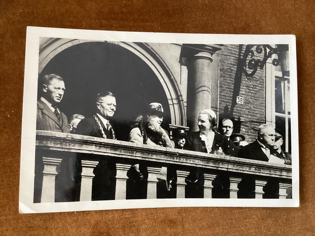 Breda. Wilhelmina en Juliana.Bordes. 2 mei 1945., Ophalen of Verzenden, Gebruikt, Kaart, Foto of Prent