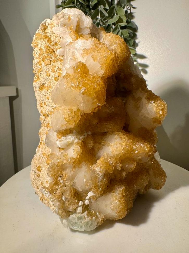 Stilbiet met calciet en apofylliet, Verzamelen, Mineralen en Fossielen, Ophalen of Verzenden