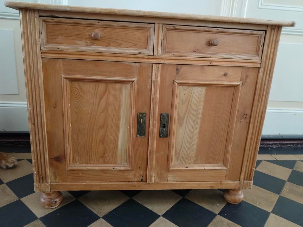 Antiek grenen kastje met twee lades en deuren, Ophalen of Verzenden