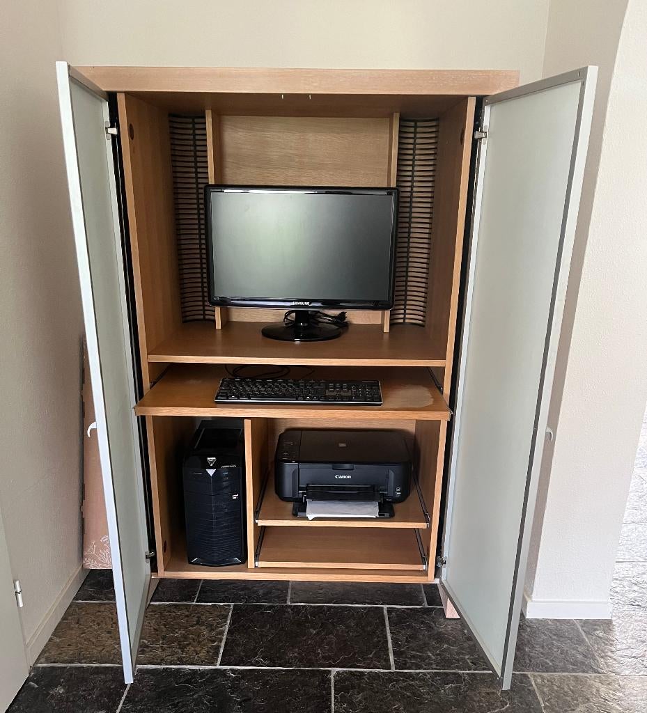 computerkast, Huis en Inrichting, Ophalen, Gebruikt, Deuren zijn glas in metalen frame, Glas