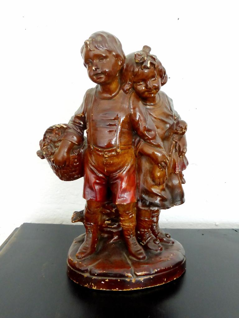 Schattig oud beeld van 2 kinderen met pop en bloemenmand, Ophalen of Verzenden, Zo goed als nieuw, Mens