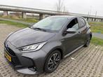Toyota Yaris 1.5 Hybrid Dynamic 2021 | Dealer onderhouden, Auto's, 450 kg, Zwart, Overige bekleding, 49 €/maand