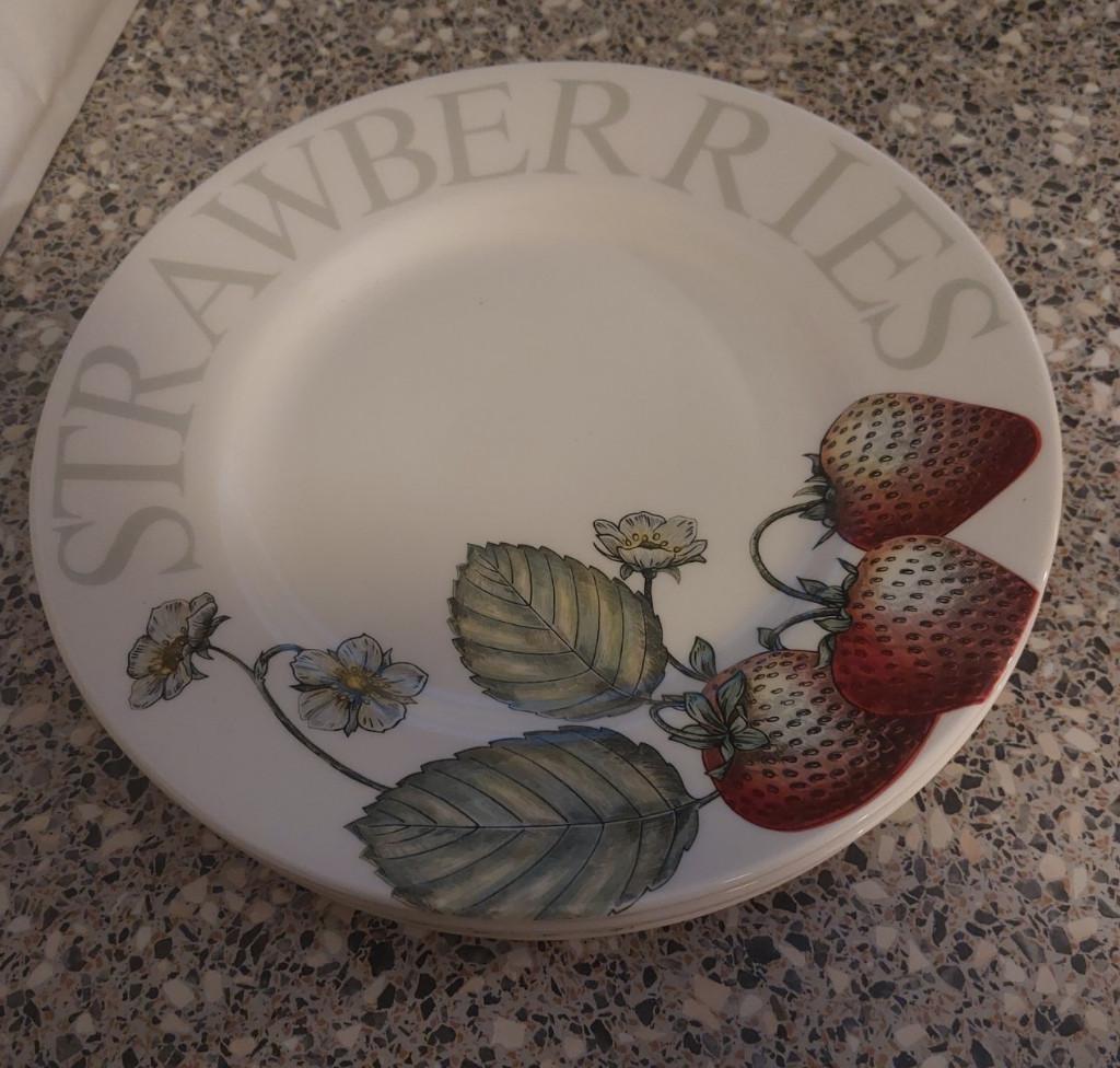 4 Strawberrie diner platte borden Fruit Garden Queens Dining, Ophalen of Verzenden, Zo goed als nieuw, Bord(en), Overige stijlen