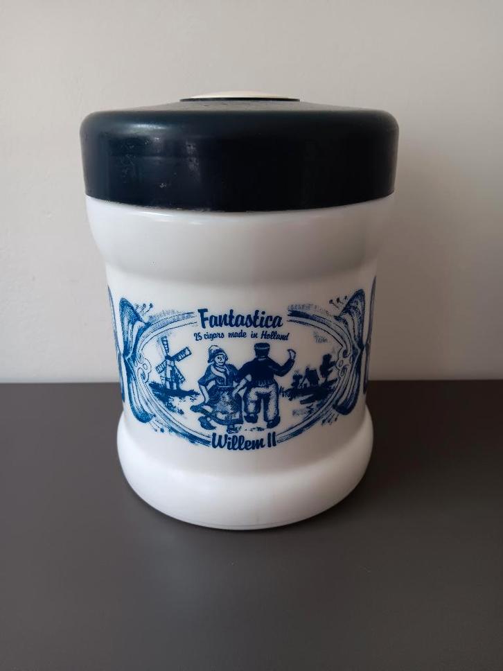 Melkglas Opaline tabakspot Willem II Valkenswaard Holland, Verzamelen, Rookartikelen, Aanstekers en Luciferdoosjes, Gebruikt, Overige typen