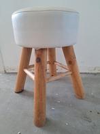 Krukje met eit leer zitting en houten poten, Ophalen of Verzenden, Hout