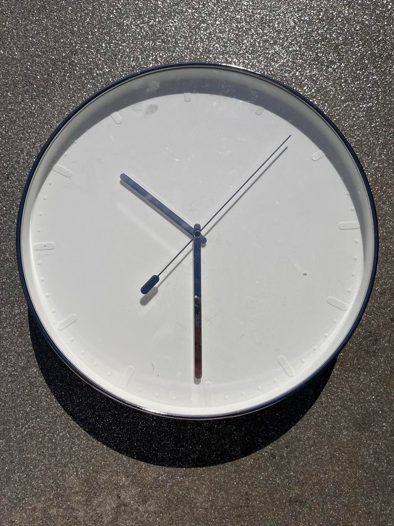 Witte wandklok - Modern design, Ophalen, Zo goed als nieuw, Analoog, Wandklok