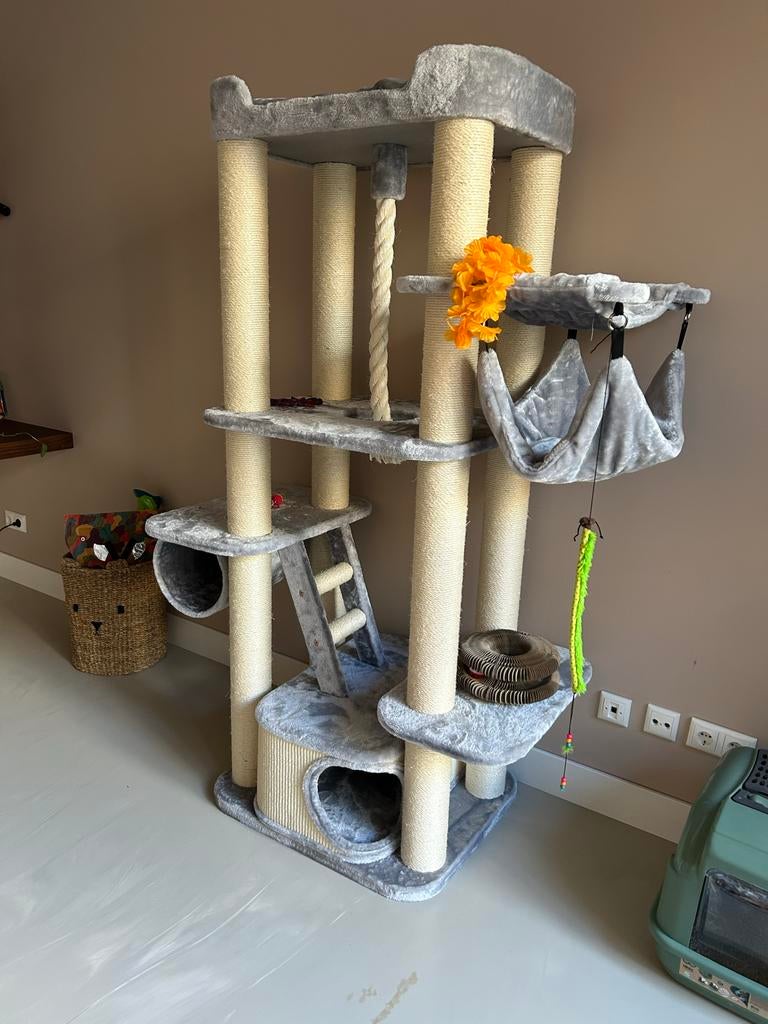 Krabpaal / speelhuis, Kater