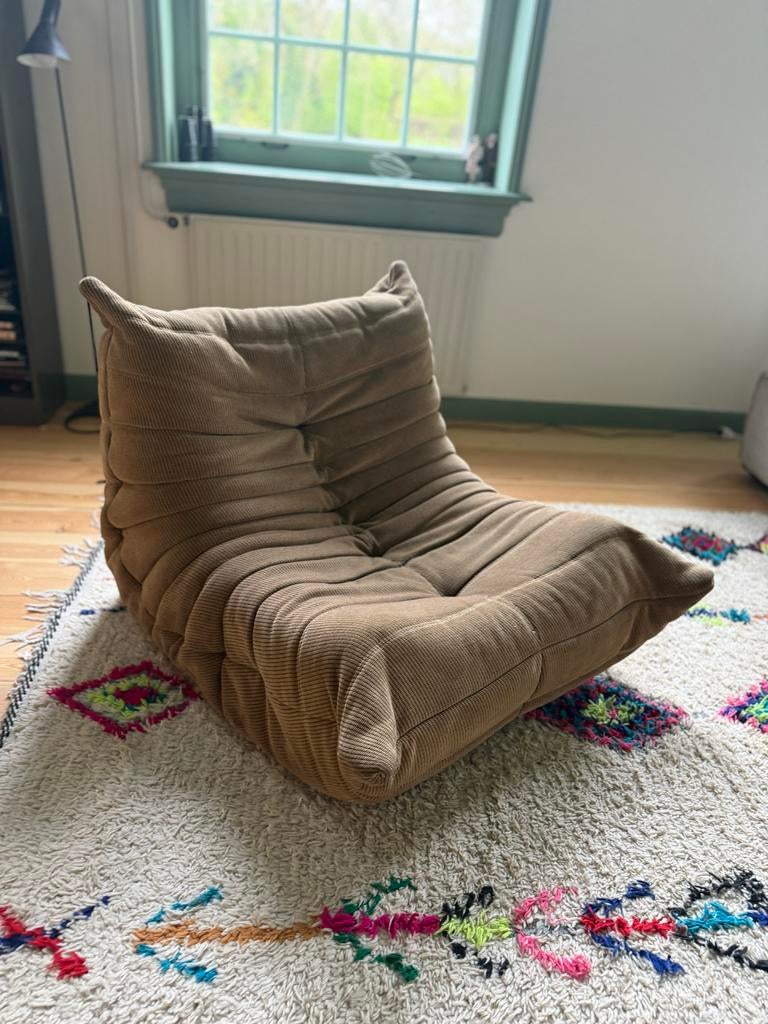 Vintage design Togo fauteuil in ribstof - Ligne Roset, Ophalen, Vintage design, 75 tot 100 cm, Zo goed als nieuw