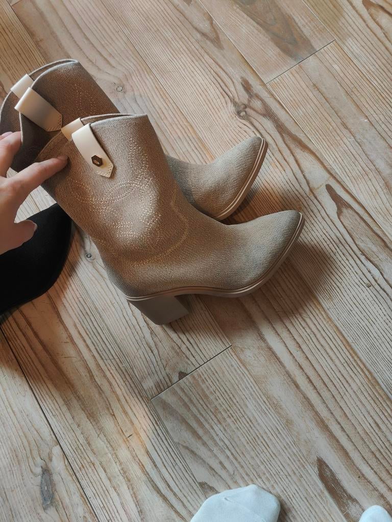 Enkellaarsjes beige 38 vivaia 39 wit ankle boote, Kleding | Dames, Schoenen, Beige, Lage of Enkellaarzen, Ophalen of Verzenden