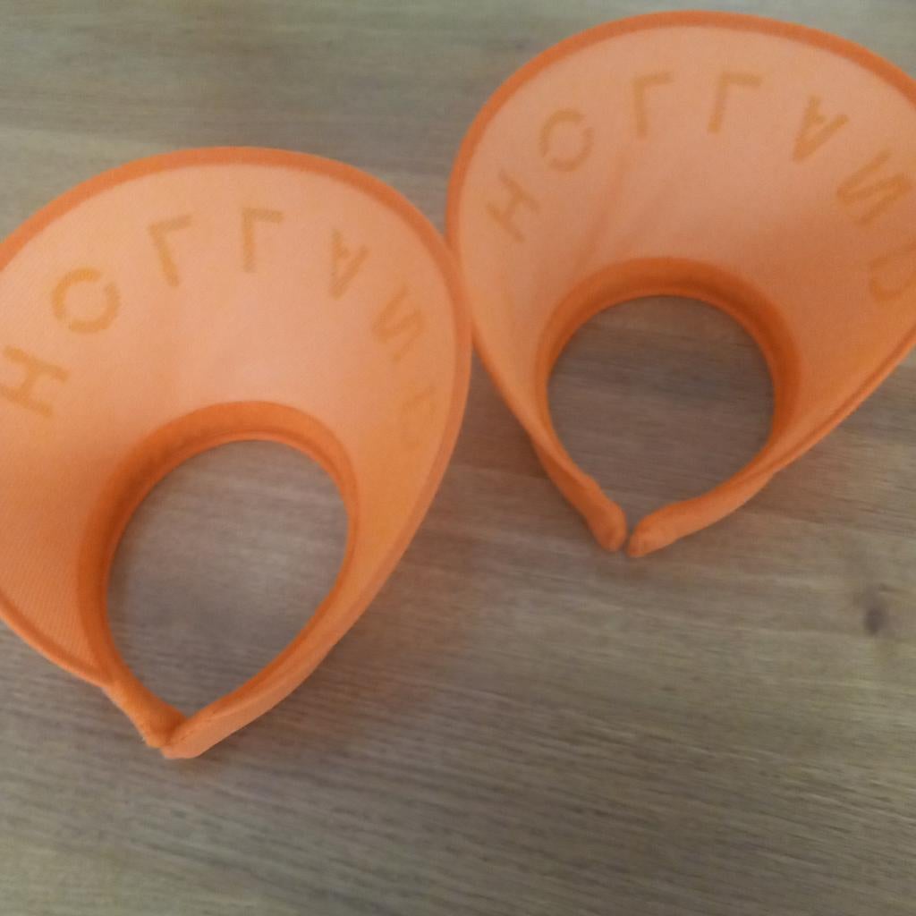 Twee oranje zonne kleppen, Sieraden, Tassen en Uiterlijk, Zonnebrillen en Brillen | Dames, Ophalen of Verzenden