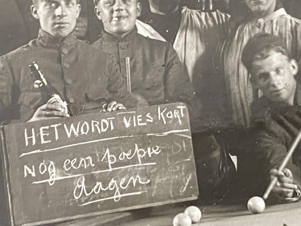 Oude foto Nederlandse Militairen rond een biljart., Verzamelen, Foto's en Prenten, Foto, Ophalen of Verzenden, Zo goed als nieuw