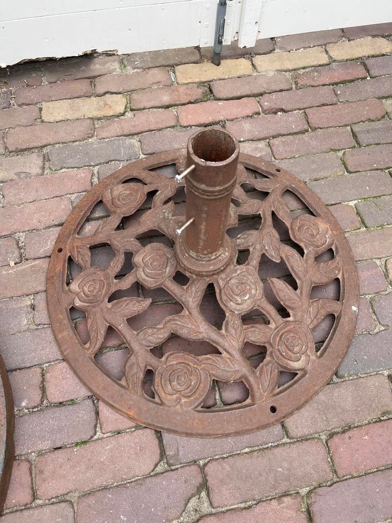 Decoratieve gietijzeren parasolvoeten (2 stuks), Tuin en Terras, Ophalen of Verzenden, Gebruikt, Minder dan 1 meter, Parasolvoet
