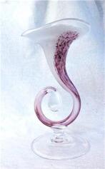 Elegante handgevormde glazen vaas in een grillige, S-vorm., Ophalen, Overige kleuren, Minder dan 50 cm, Glas