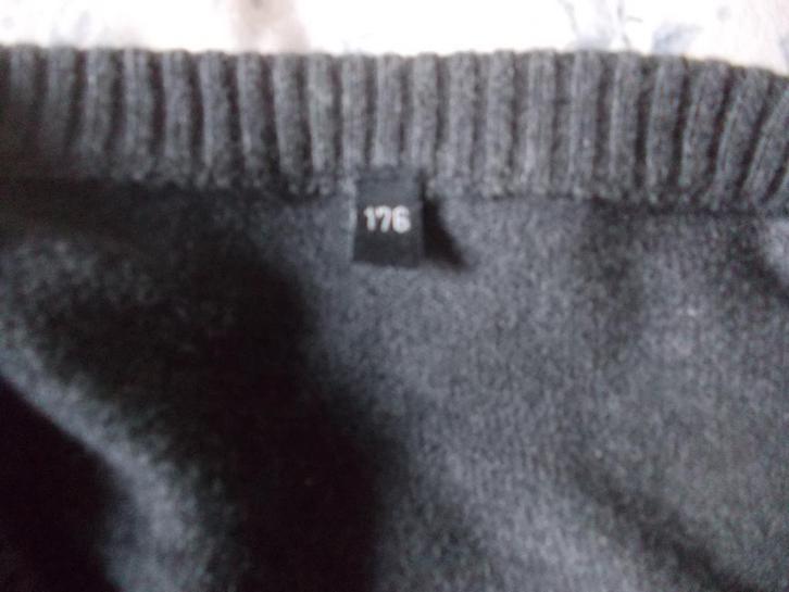 Een mooie grijze trui met v-hals in maat 176., Kinderen en Baby's, Kinderkleding | Maat 176, Zo goed als nieuw, Jongen, Trui of Vest