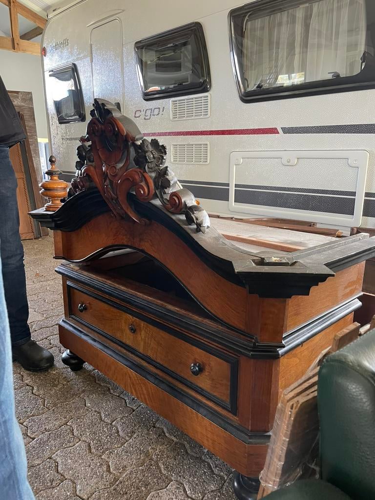 Twee antieke kasten, Ophalen