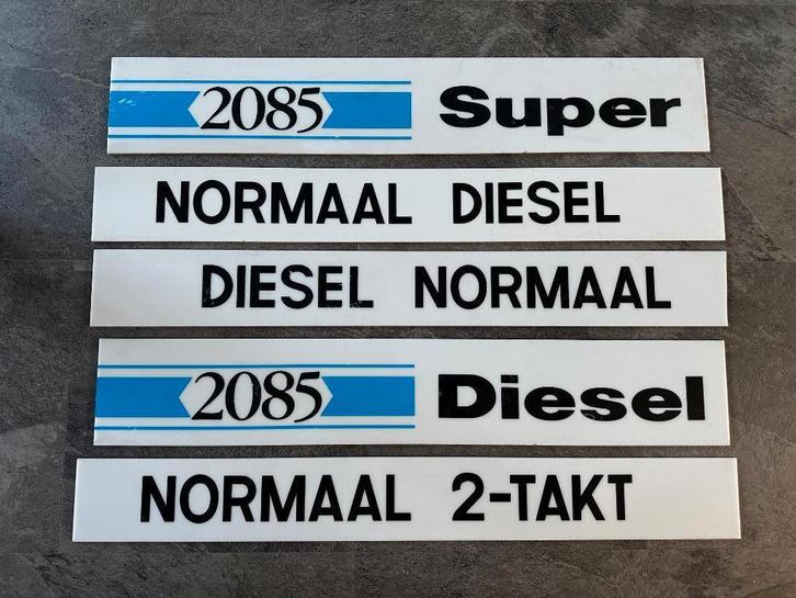 5 benzinepomp bordjes. SUPER NORMAAL DIESEL 2-TAKT 2085, Verzamelen, Merken en Reclamevoorwerpen, Gebruikt, Reclamebord, Ophalen of Verzenden