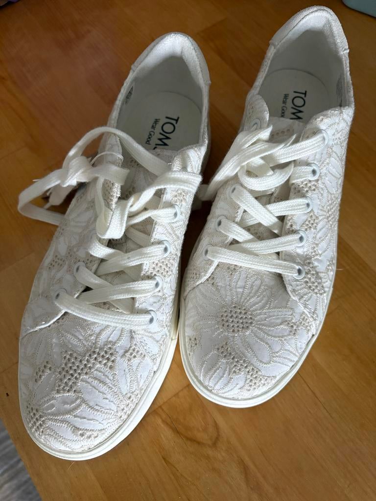 Nieuwe TOMS witte kanten gympen - Romantisch & Ongebruikt, Kleding | Dames, Schoenen, Ophalen of Verzenden, Nieuw, Wit, Sneakers of Gympen