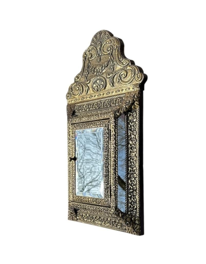 1415. Messing borstelkastje met spiegel, ca. 1900, Ophalen of Verzenden