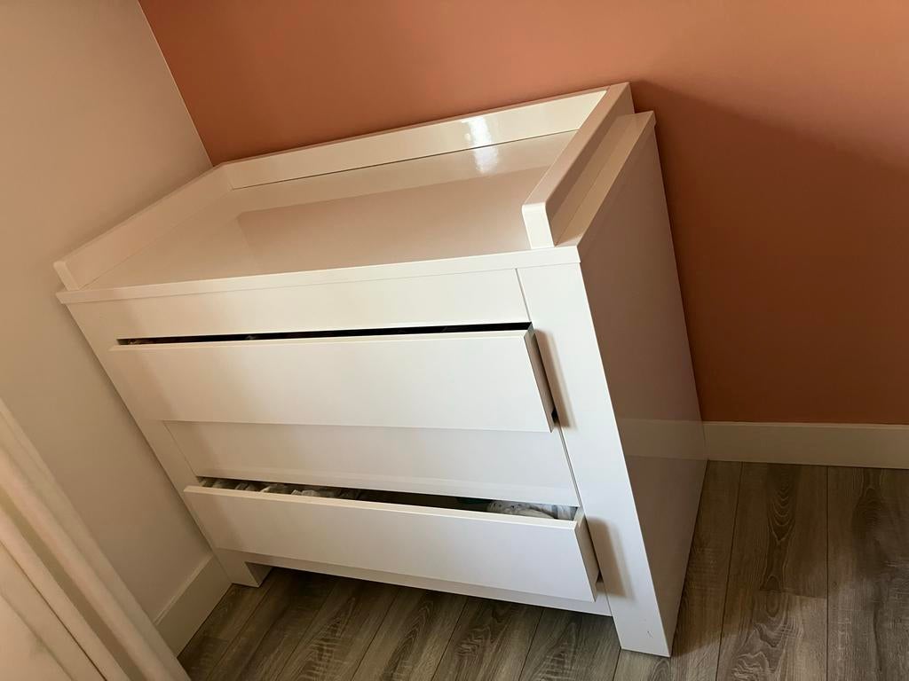 Kids Mill Alaska Ledikant en Commode - Zo goed als nieuw, Kinderen en Baby's, Kinderkamer | Commodes en Kasten, Ophalen, 50 tot 70 cm