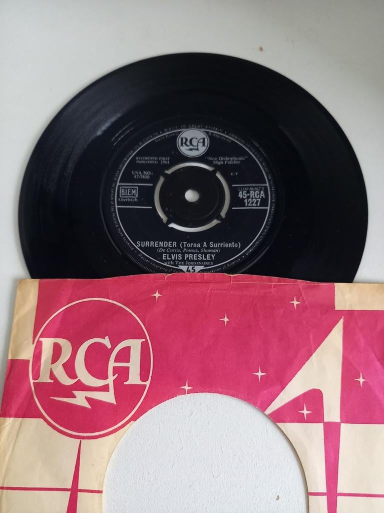 Elvis Presley  - Lonely man  - Surrender., Cd's en Dvd's, Vinyl Singles, Ophalen of Verzenden, Zo goed als nieuw, 7 inch, Pop