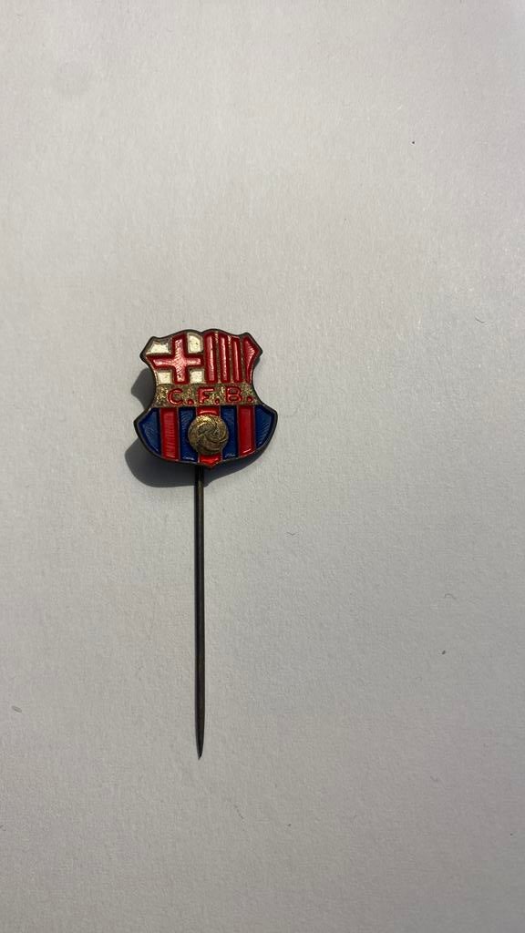 Vintage FC Barcelona Voetbalspeldje (C.F.B.) – Jaren '60/'70, Verzamelen, Ophalen of Verzenden, Gebruikt, Sport, Speldje of Pin