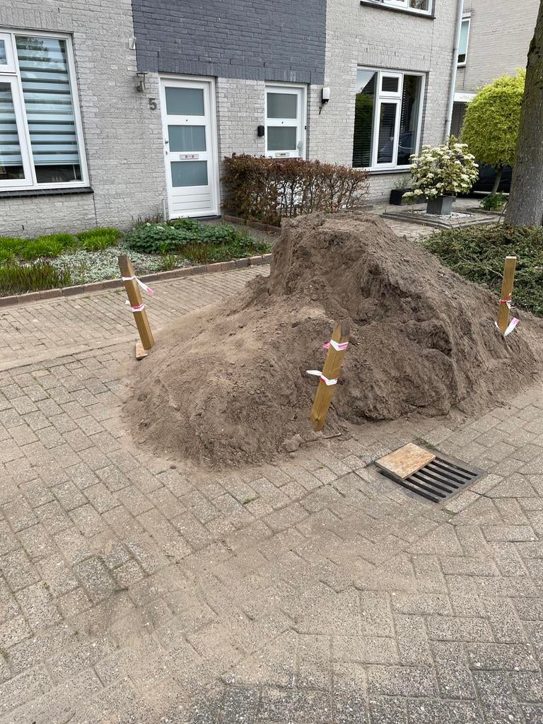 Schoon zwart zand - teveel geleverd - +/- 1,5 m3, Tuin en Terras, Zand, Ophalen, Gebruikt, Straatzand