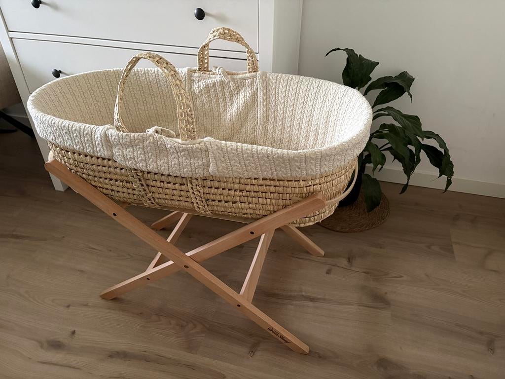 The little green sheep mozes wieg met standaard, Kinderen en Baby's, Babywiegjes en Ledikanten, Ophalen, Zo goed als nieuw, Wieg