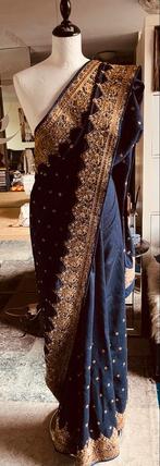 Prachtige donkerblauwe Indiase SARI met goud borduurwerk, Kleding | Dames, Maat 38/40 (M), Huwelijk, Nieuw, Ophalen of Verzenden
