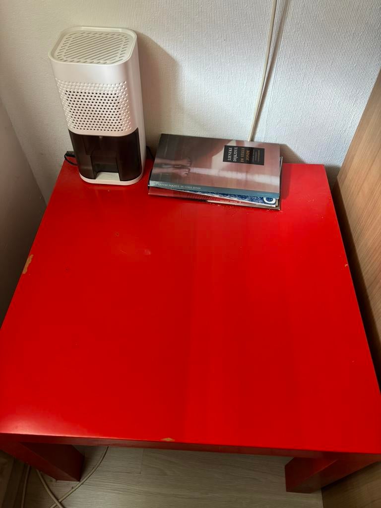 Twee IKEA lakt tafeltjes, samen voor zes euro, Overige typen, Gebruikt, Ophalen of Verzenden, 55 cm