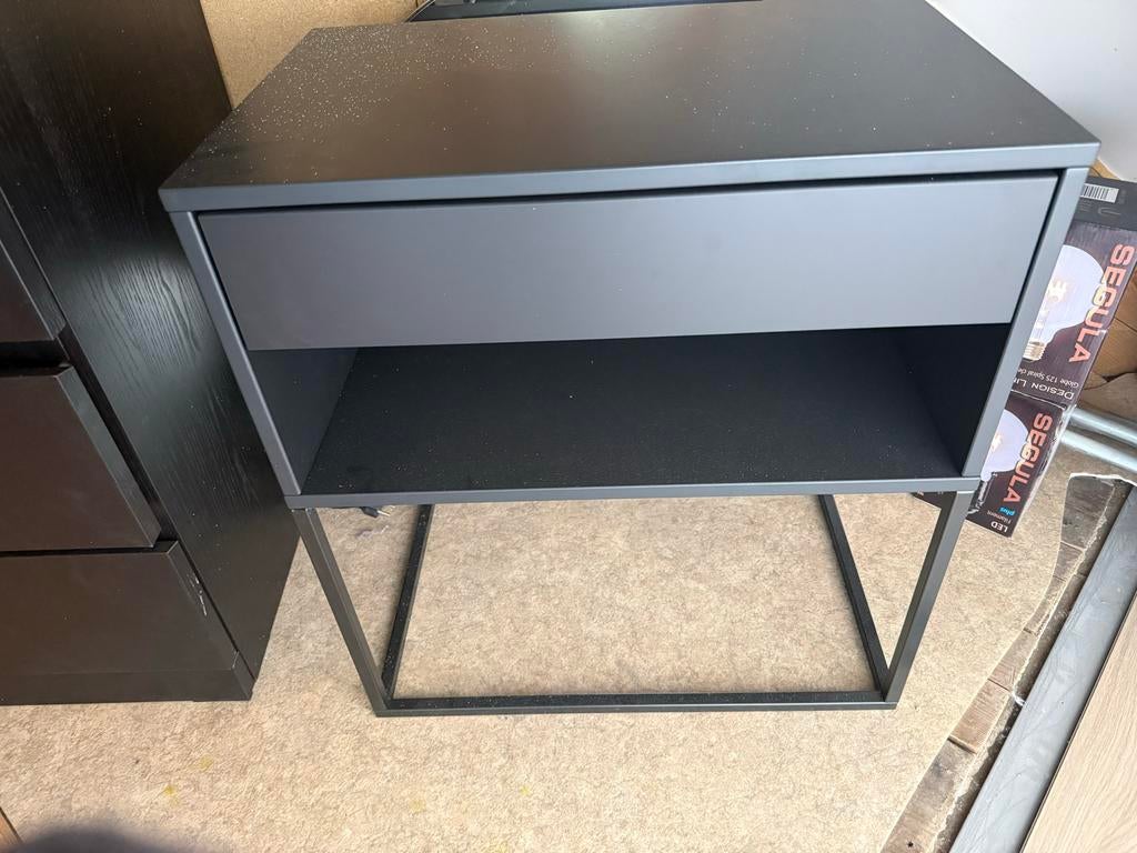 Nieuw IKEA bijzettafeltje / nachtkastje - Zwart, Huis en Inrichting, Ophalen of Verzenden, Zo goed als nieuw, Rechthoekig, Overige materialen