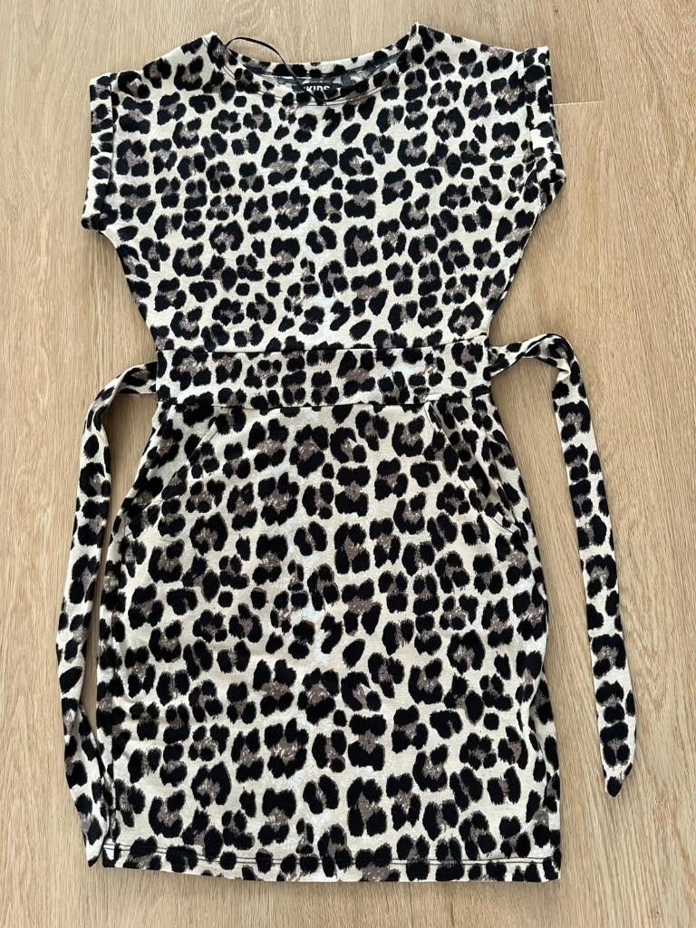 Panterprint jurkje met stoffen ceintuur, Kinderen en Baby's, Kinderkleding | Maat 134, Meisje, Terstal, Ophalen of Verzenden, Zo goed als nieuw