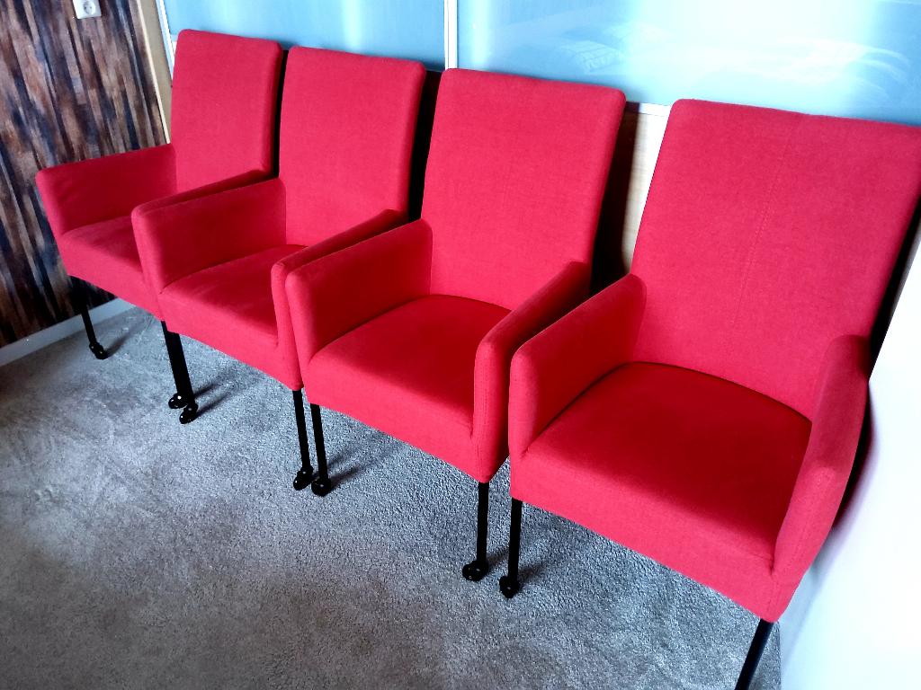 4 rode stoelen met wielen in nieuwstaat, Huis en Inrichting, Stoelen, Ophalen, Zo goed als nieuw, Modern, Rood