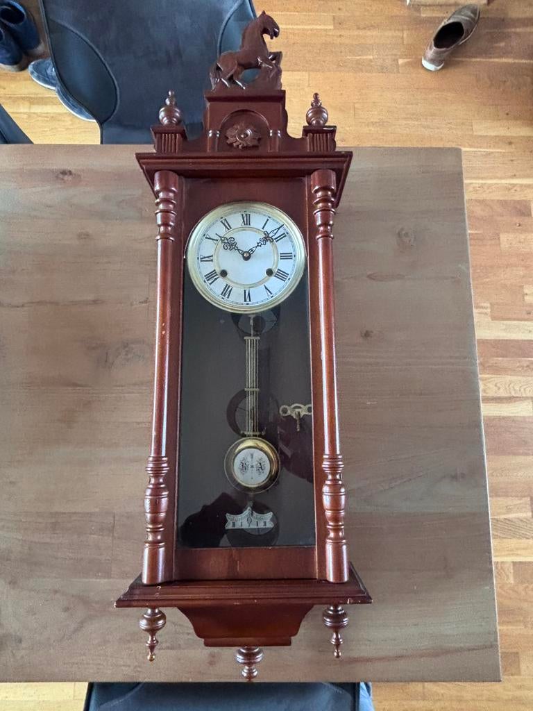 Mooie hangklok compleet met alle ornamenten en opwindsleutel, Ophalen